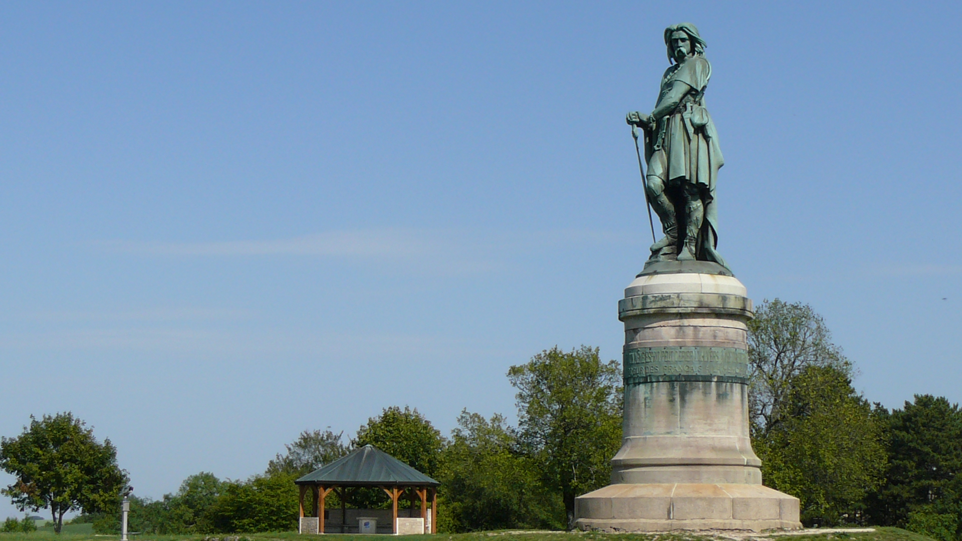 La statue de Vercingétorix, fin  de la voie romaine entre Sombernon et Alésia