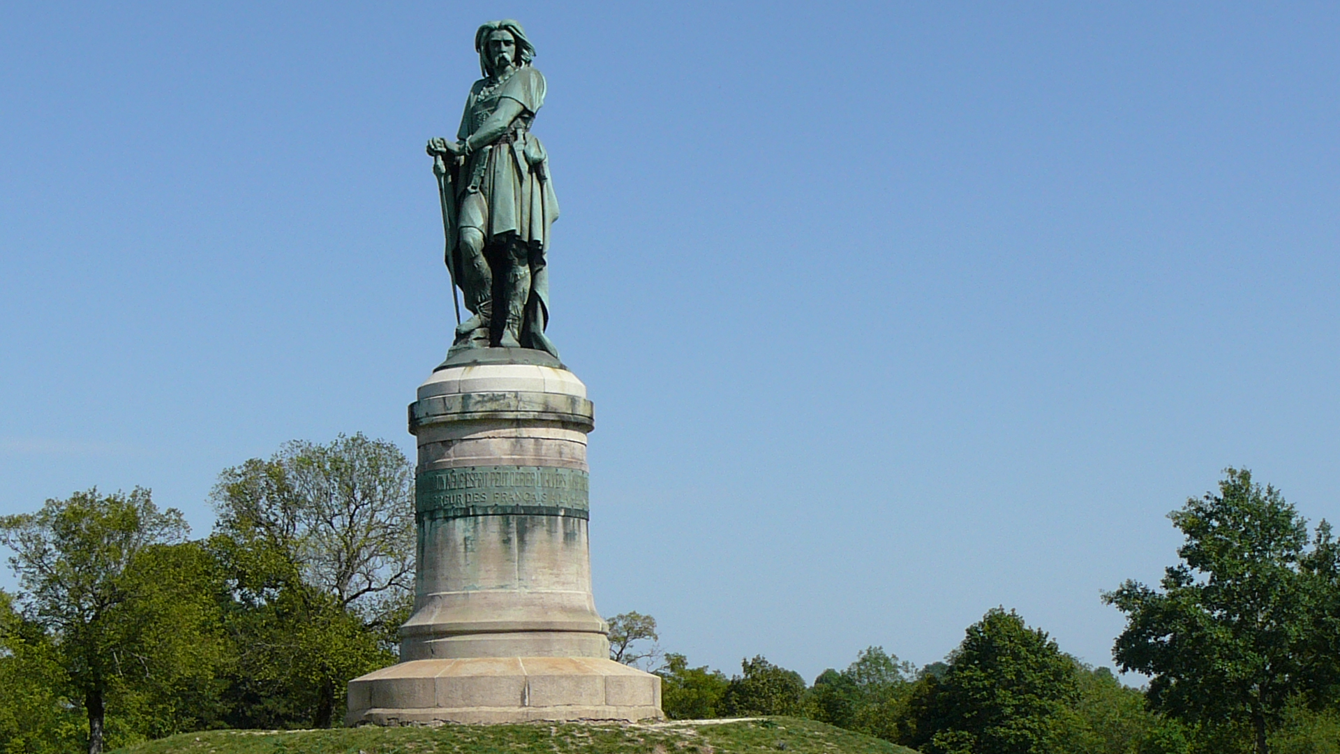 La statue de Vercingétorix, fin  de la voie romaine entre Sombernon et Alésia