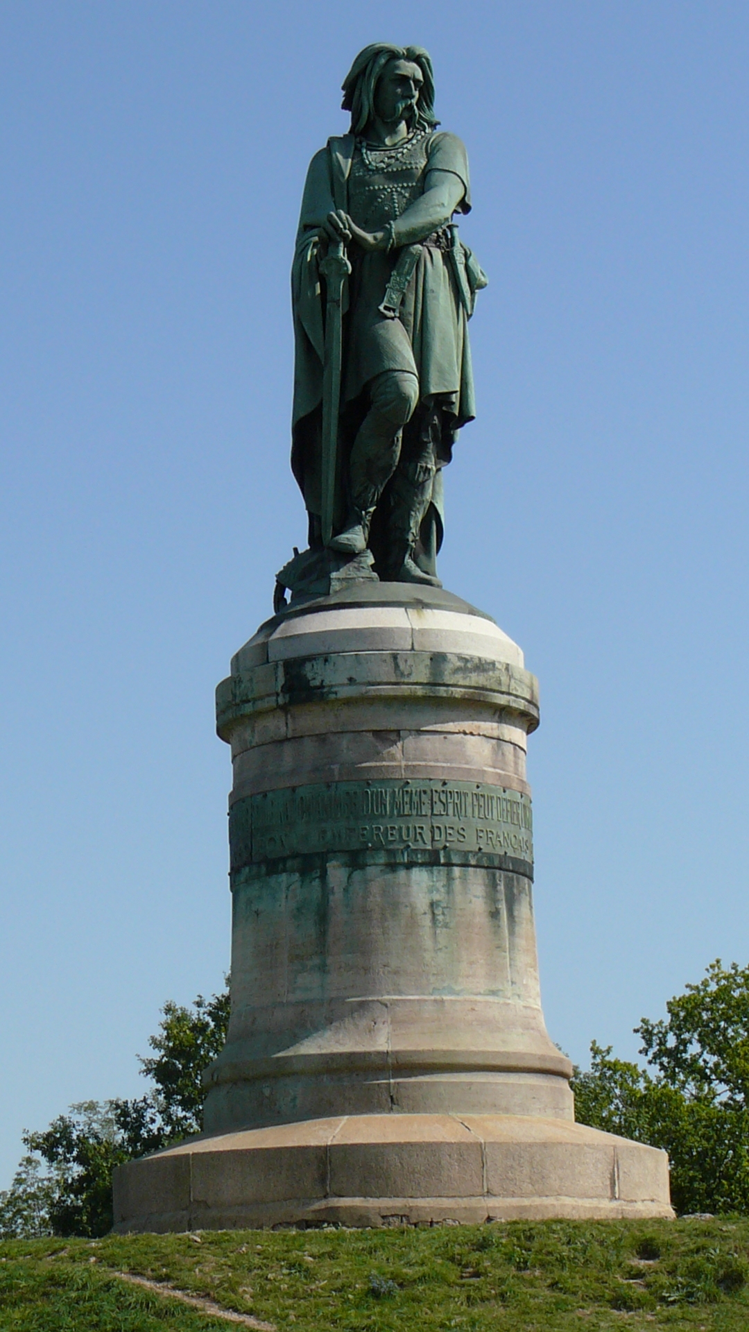 La statue de Vercingétorix, fin  de la voie romaine entre Sombernon et Alésia