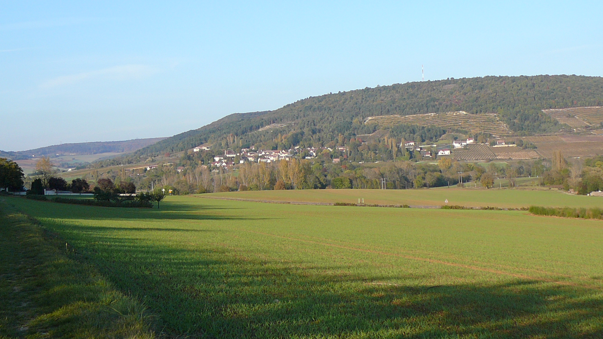 Au loin le village de Villars-Fontaine et la montagne de Villars depuis Meuilley