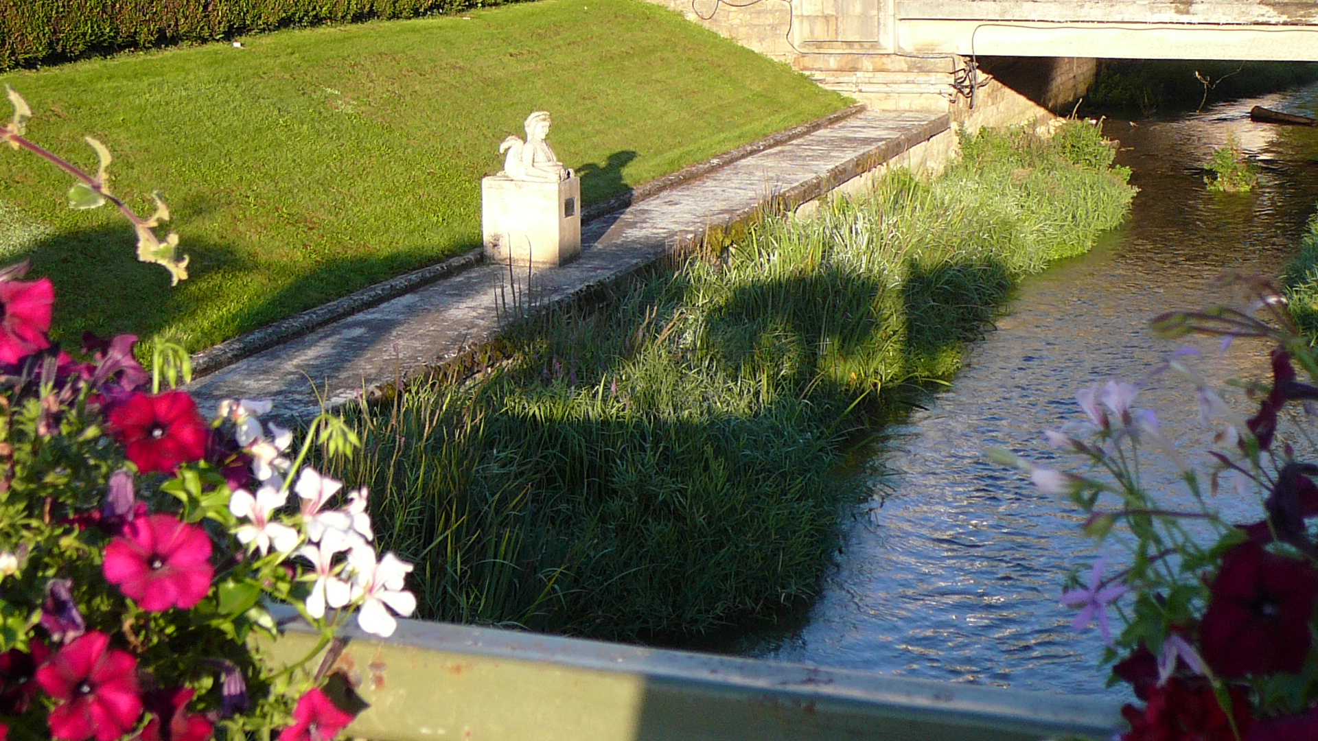 La Seine et la statue de Sequana, déesse de la Seine à Chatillon-sur-Seine