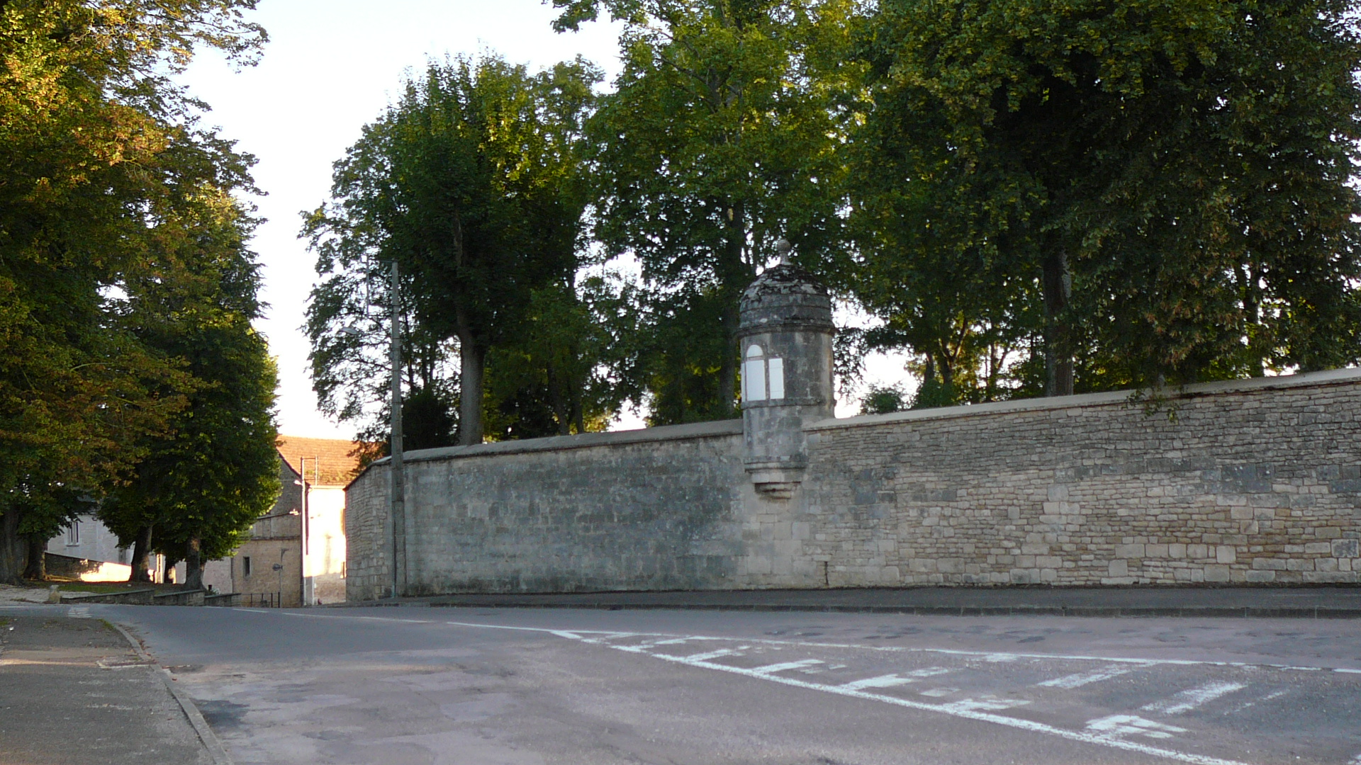 Echauguette sur un mur à  Chatillon-sur-Seine