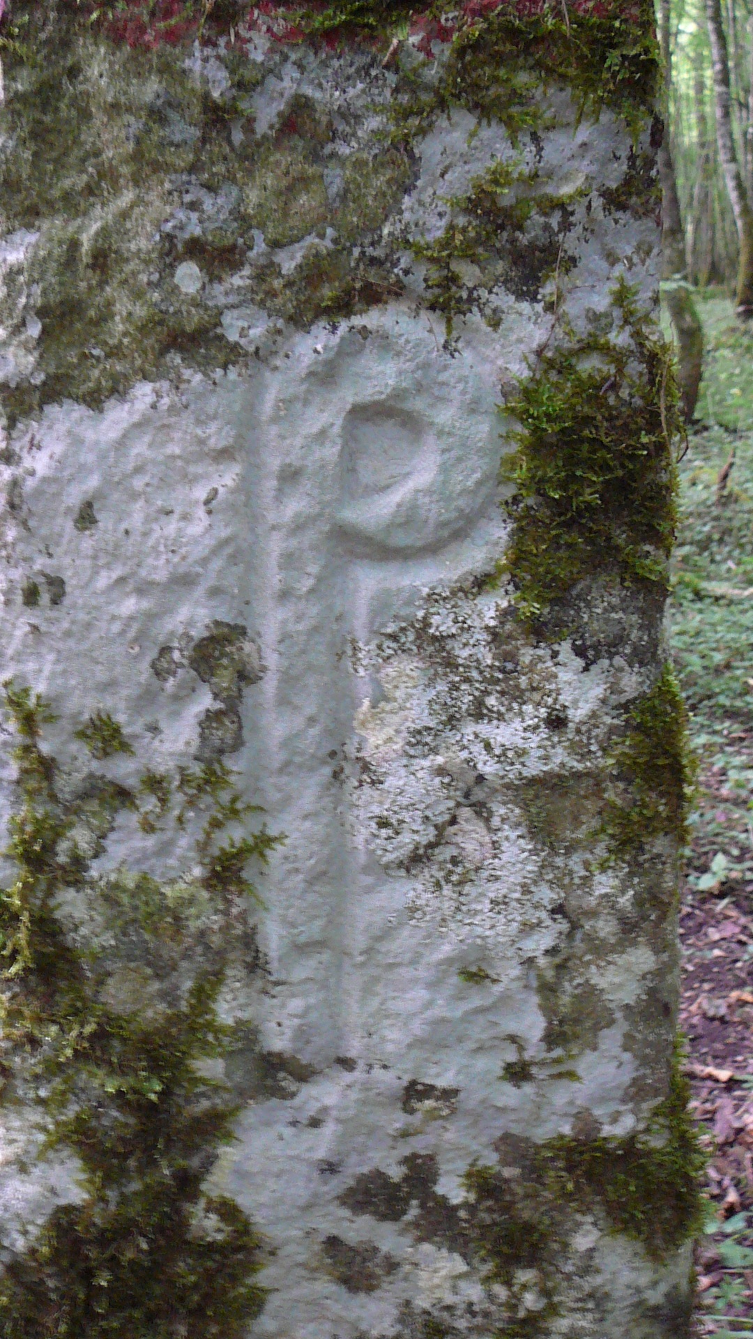 Marque éclésiastique sur une face de la borne de limite territoriale