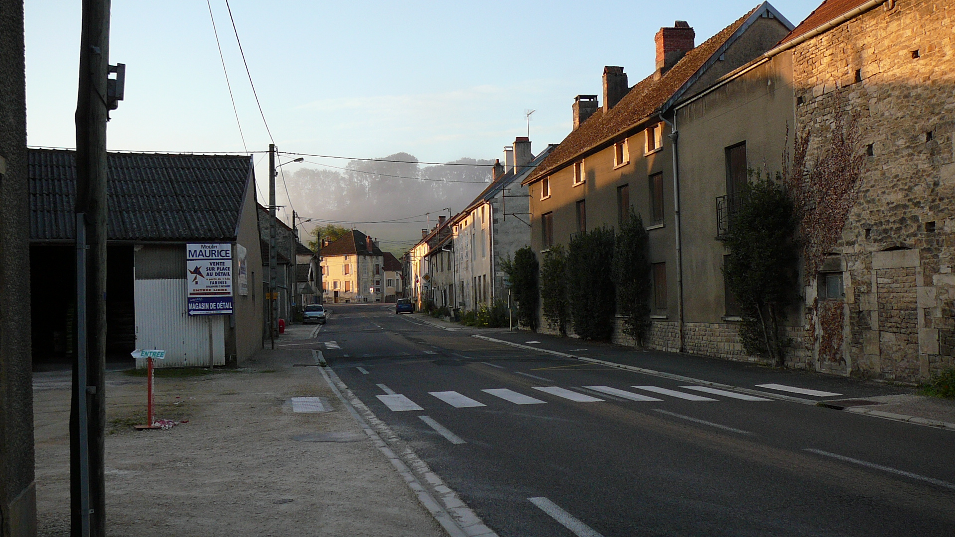 La rue principale de St Marc-sur-Seine au petit matin