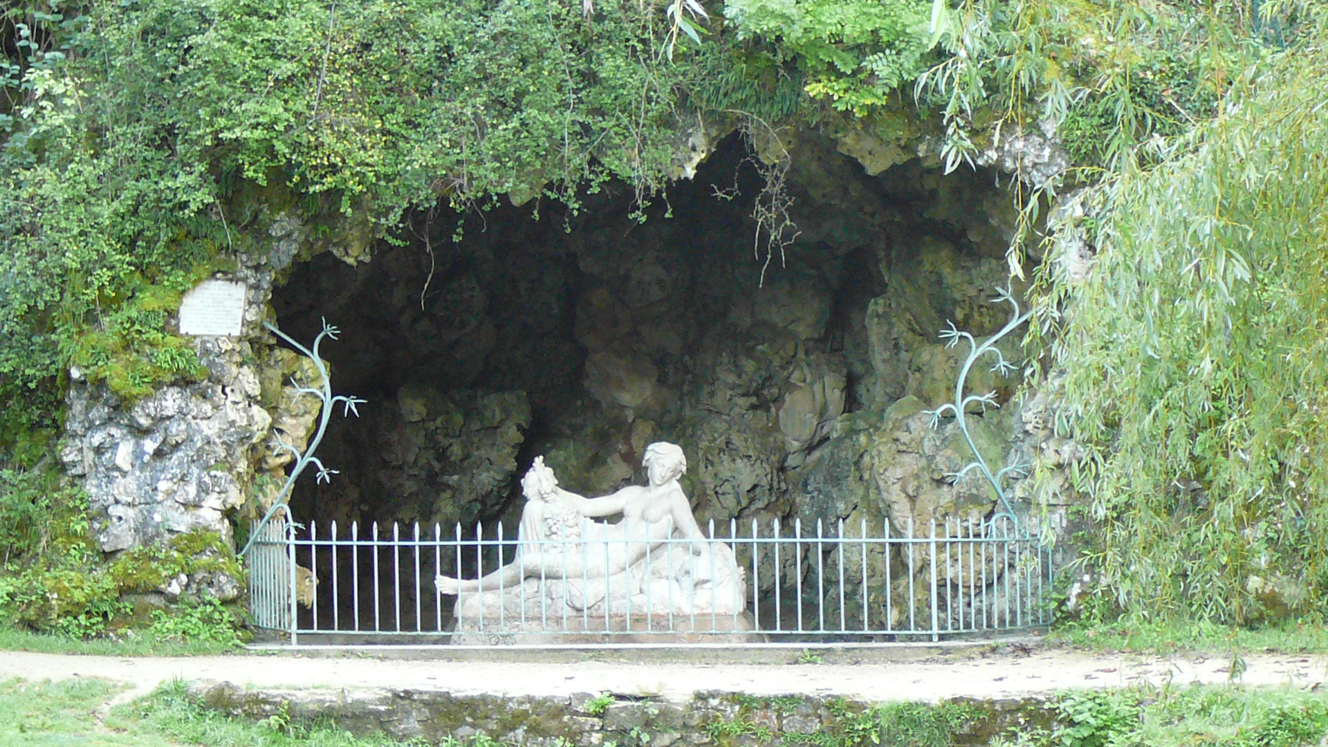 La grotte qui enserre la source de la Seine