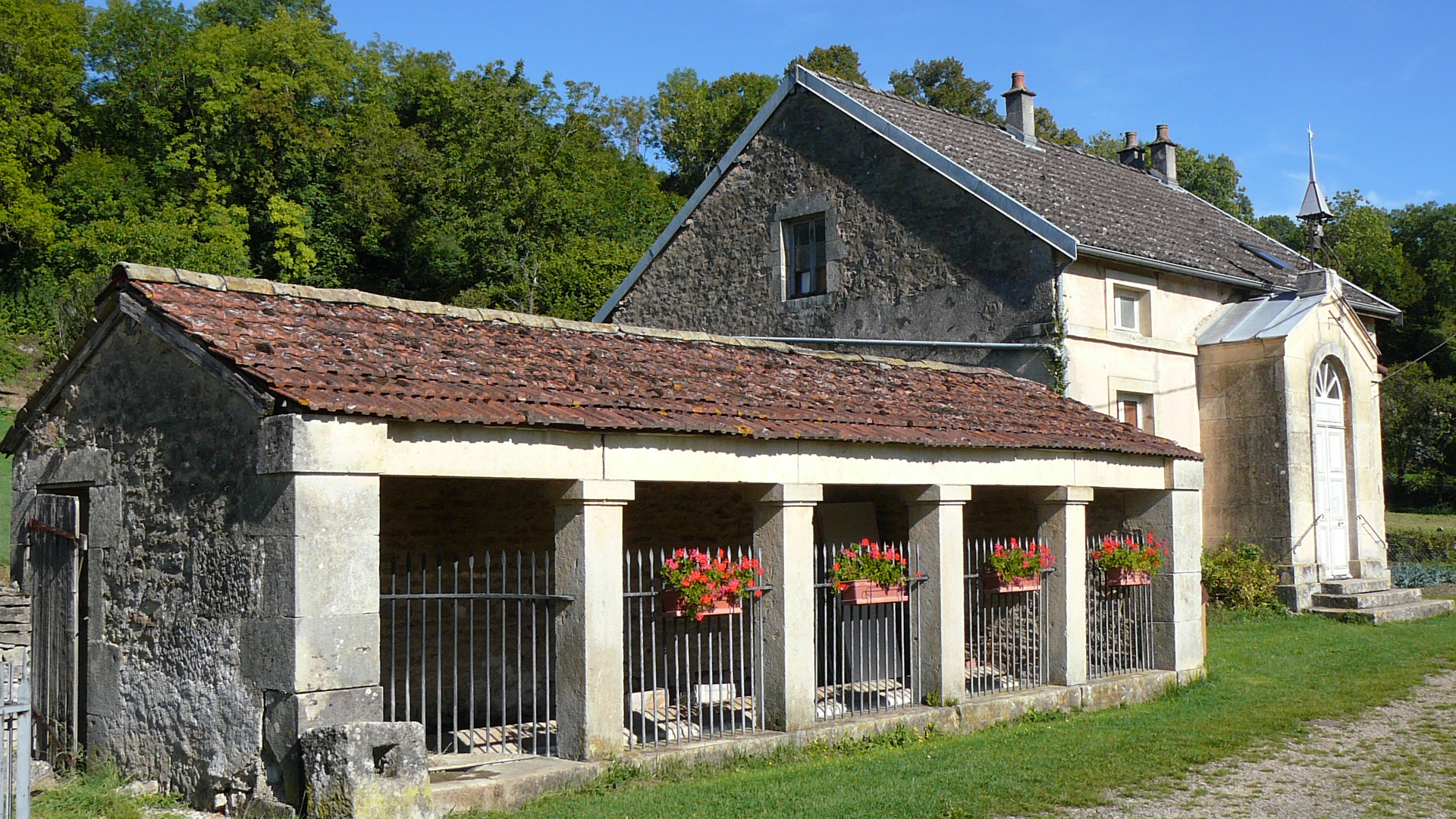 Le lavoir et l'école-musée de Champagny