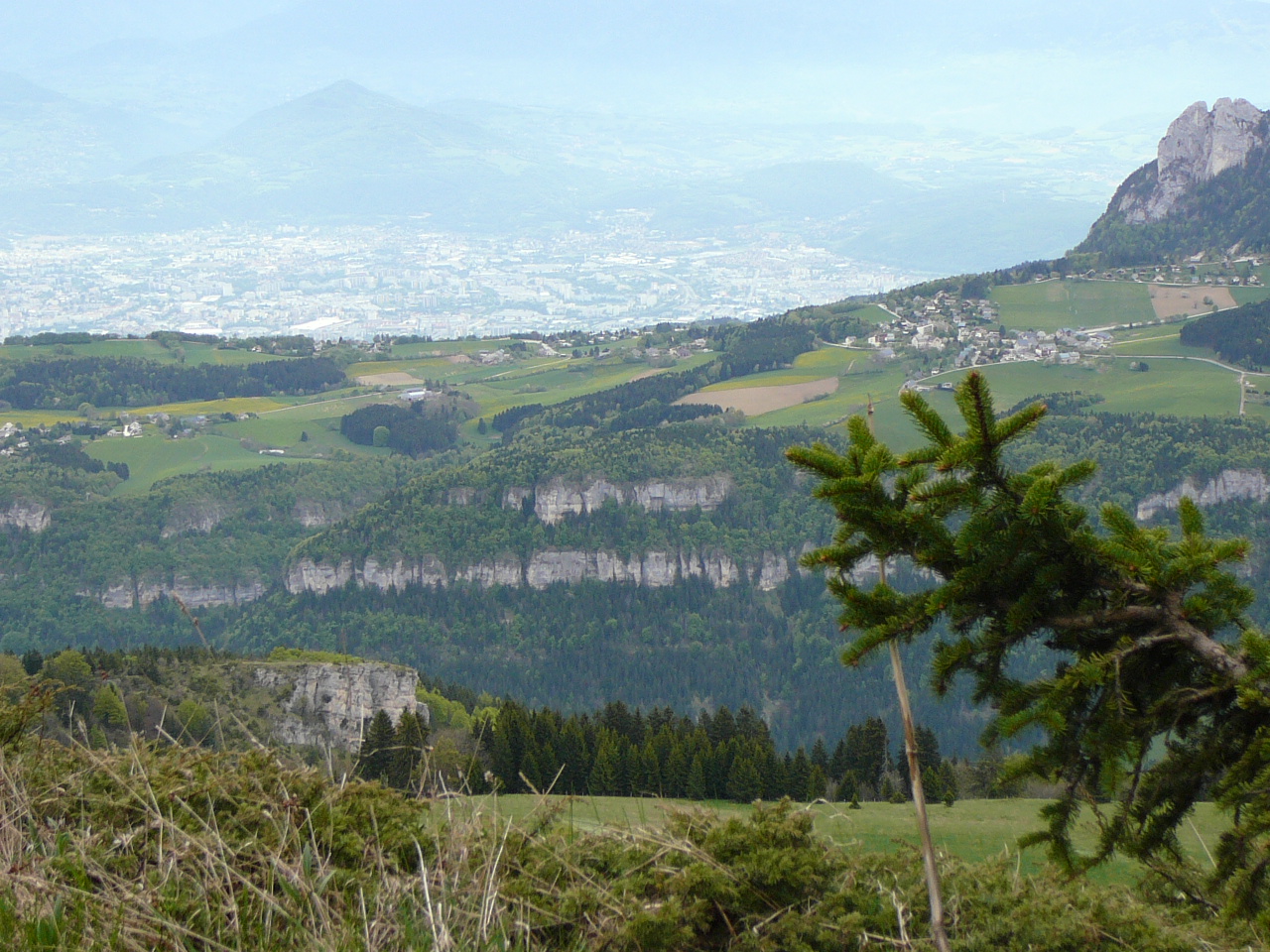 Lans-en-Vercors - l'Achard Les Gorges du Furon et la ville de St-Egreve à l'horizon 
