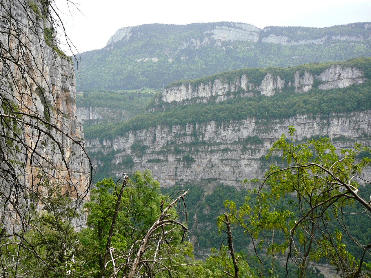 Rencurel - Chorange Les Rochers du Bournillon, en face A gauche, la paroi des Rochers du Ranc