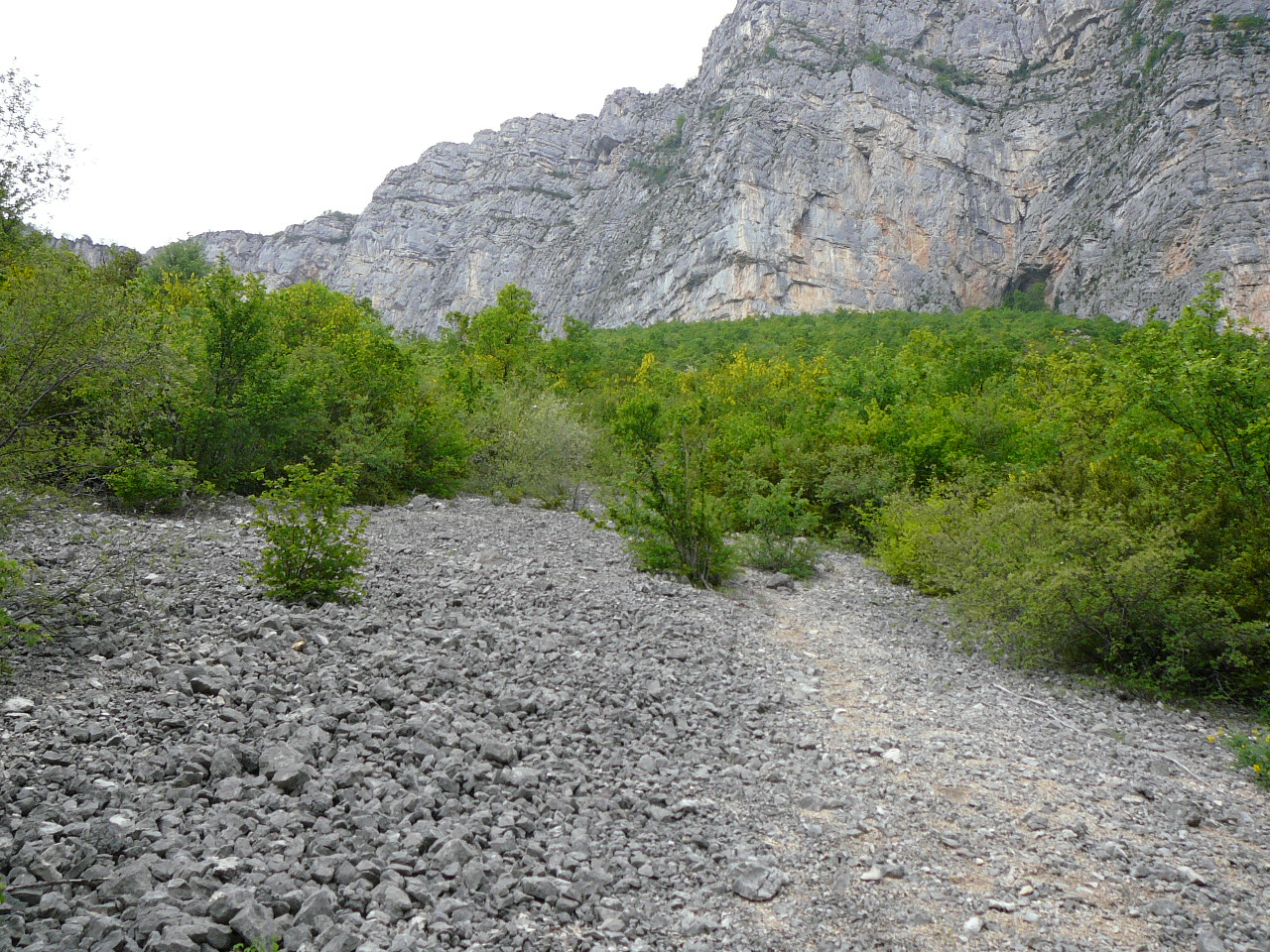 Le chemin pierreux au bas des Rochers du Ranc -  