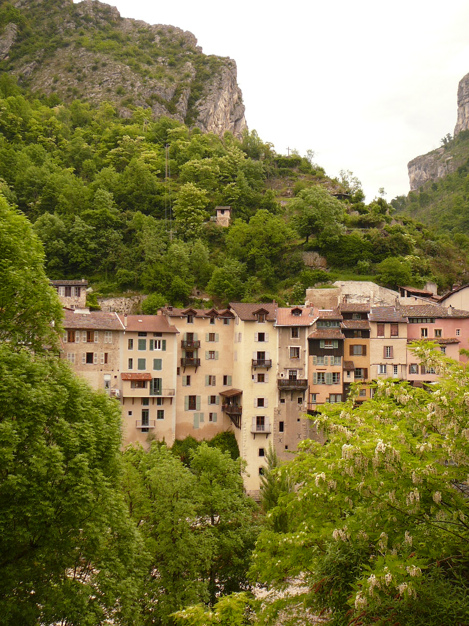 L'entré des Gorges de Bourne à Pont-en-Royants - Autre vue des maisons suspendues