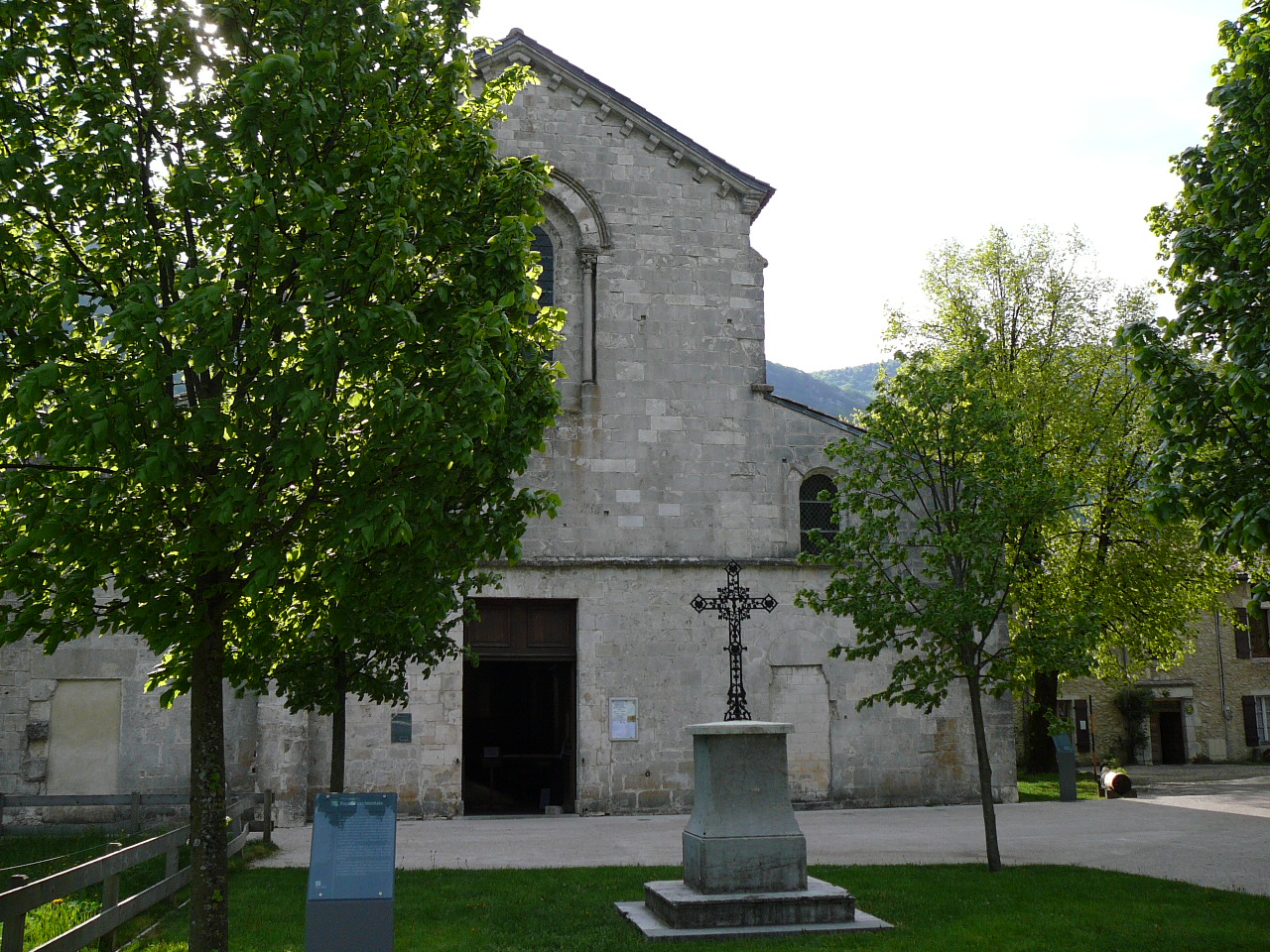 Bouvantes-le-Bas - Léoncel La façade de l'ancienne abbatiale 