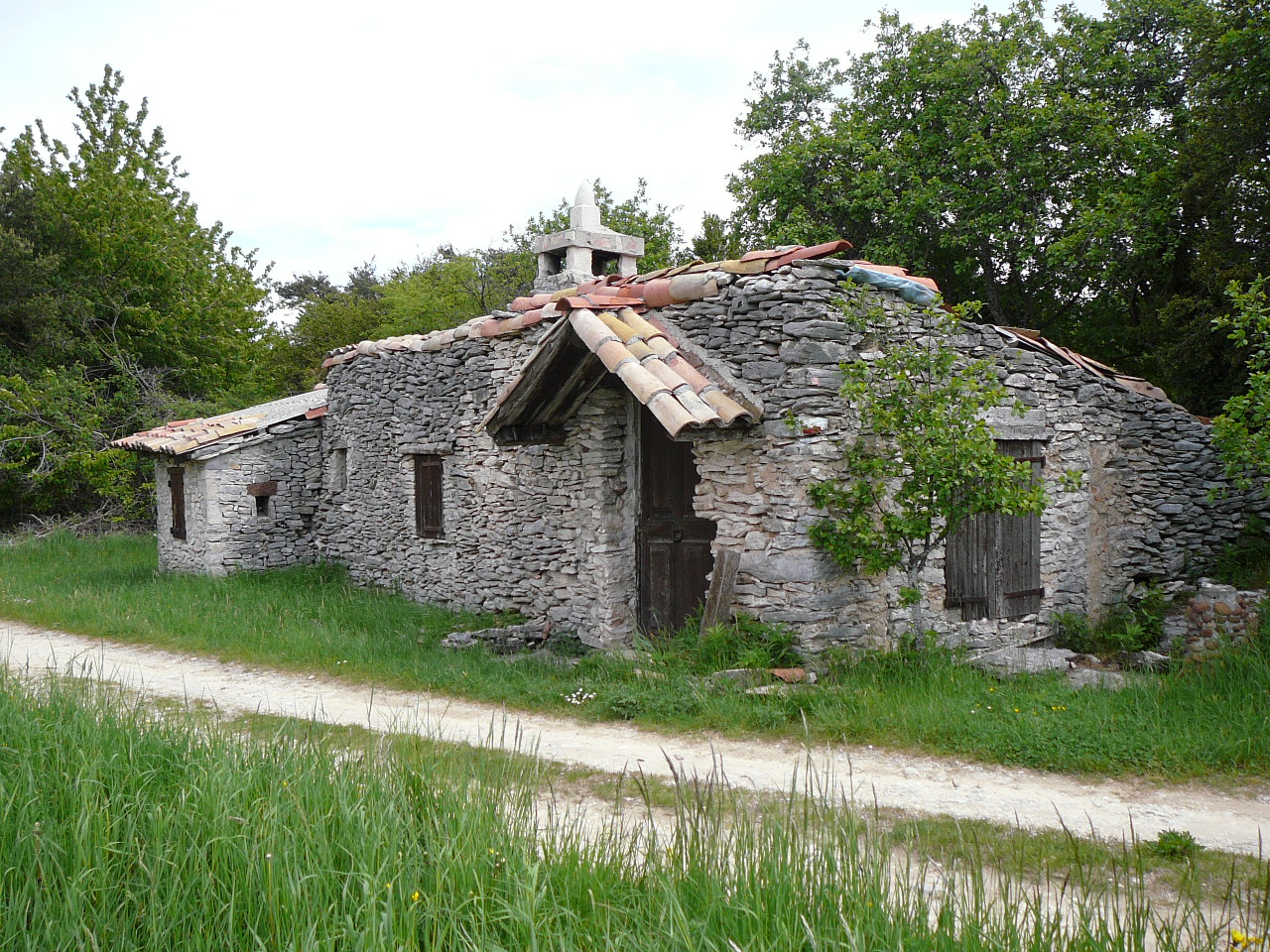 Ruine sur le plateau du Vellan -  