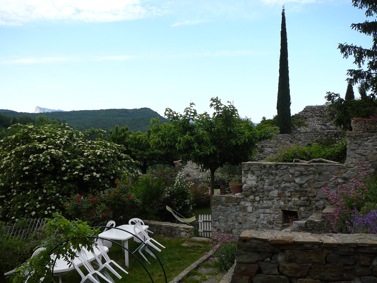 Le jardin du gîte de Beaufort-sur-Gervanne -  