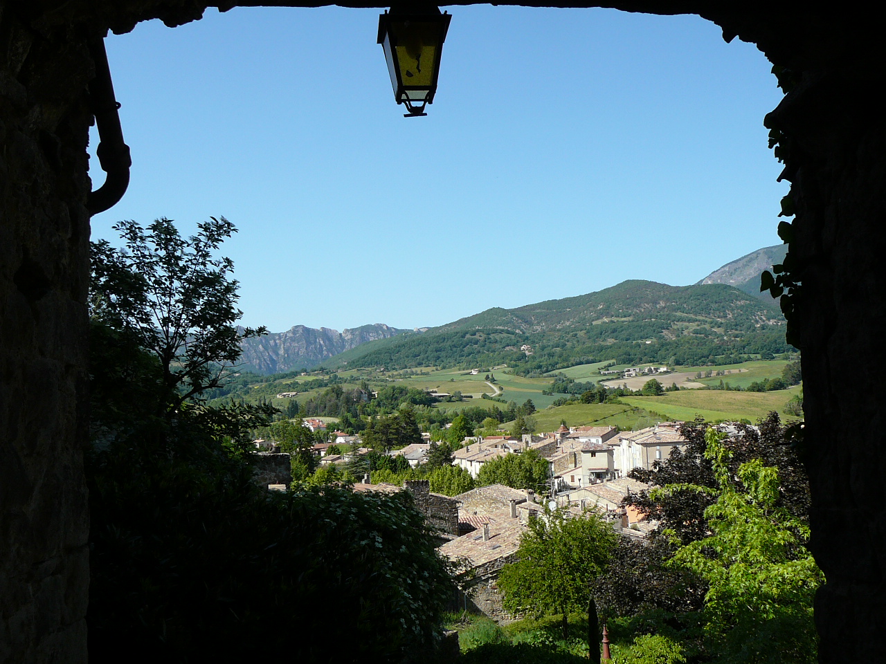 Dans le village de Bourdeaux -  